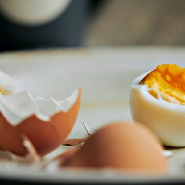 how to peel a hard-boiled egg in less than 3 seconds